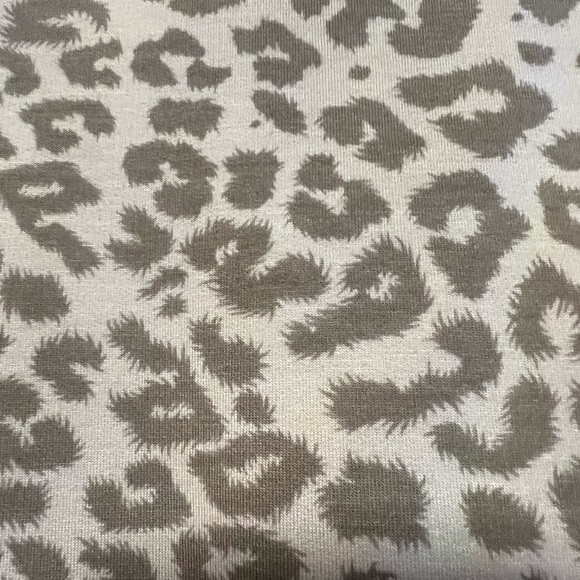 Glyder Lounge Long Sleevee in Oatmilk Leopard size M Soft - Picture 2 of 16